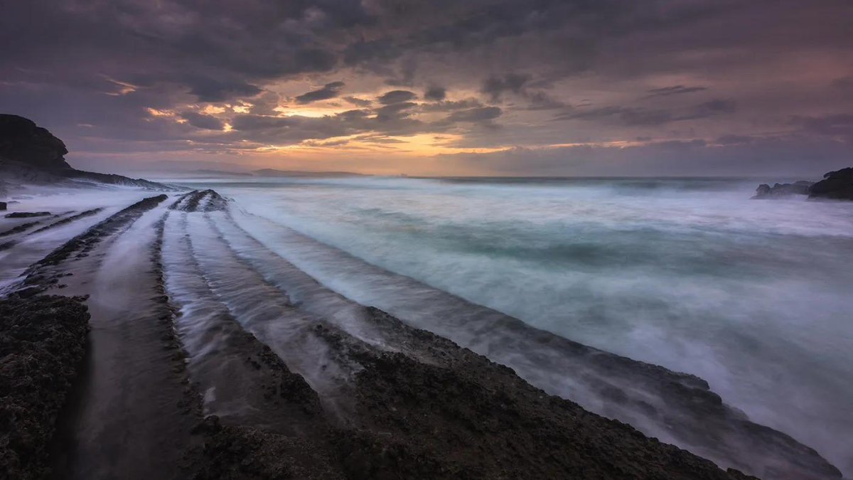 La playa tiene arenas negras como otras playas de Cantabria por diversos factores geológicos que han influído a lo largo del tiempo.