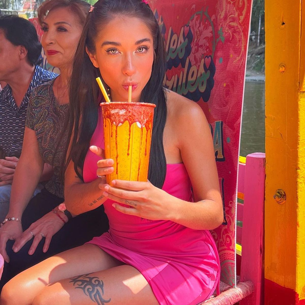 María Becerra dinamita el neón con su vestidio al ras y paraliza México. María Becerra dinamita el neón con su vestidio al ras y paraliza México.