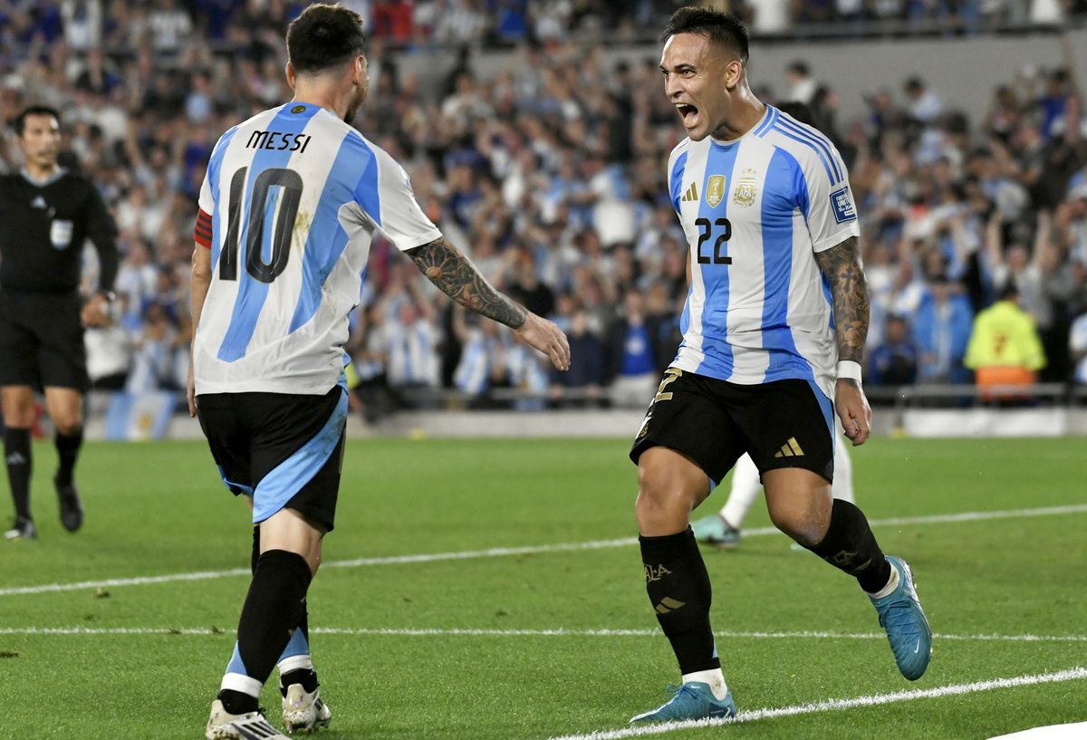 Messi abrió la cuenta para la Selección argentina y luego asistió a Lautaro Martínez para el segundo (foto) y Julián Álvarez en el tercero contra Bolivia. Messi abrió la cuenta para la Selección argentina y luego asistió a Lautaro Martínez para el segundo (foto) y Julián Álvarez en el tercero contra Bolivia.