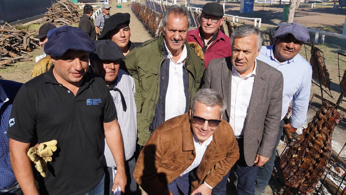 Daniel Scioli, Alfredo Cornejo y Alejandro Molero, junto a los asadores de los 100 costillares del almuerzo de la Fiesta de la Ganadería en Alvear. Daniel Scioli, Alfredo Cornejo y Alejandro Molero, junto a los asadores de los 100 costillares del almuerzo de la Fiesta de la Ganadería en Alvear.