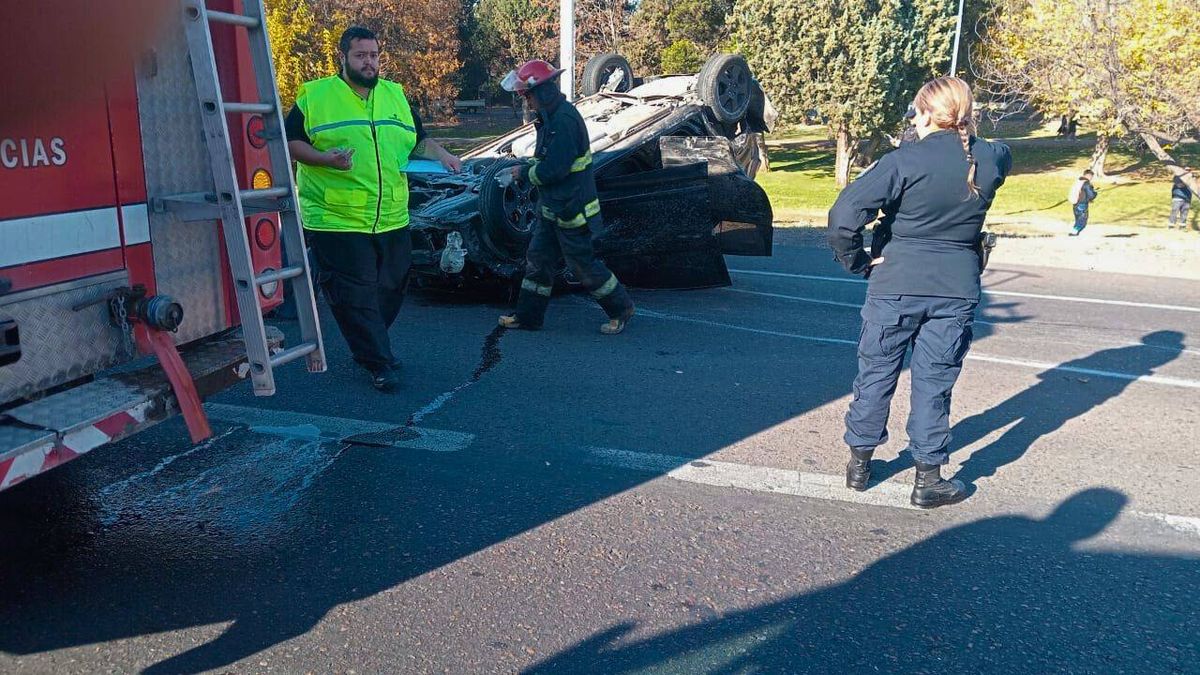 Uno de los autos que protagonizó este sábado el accidente en el Acceso Este.