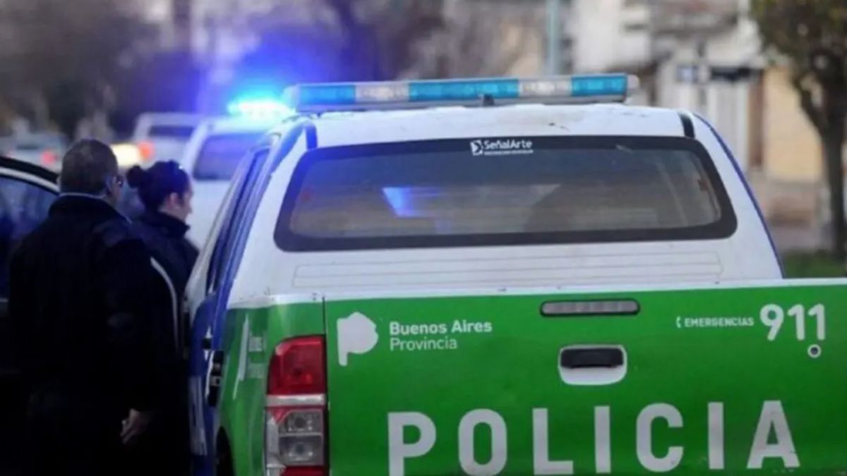 El cuerpo del hombre fue encontrado en un descampado de Florencio Varela, y el crimen estaría relacionado al narcomenudeo. Una mujer está detenida