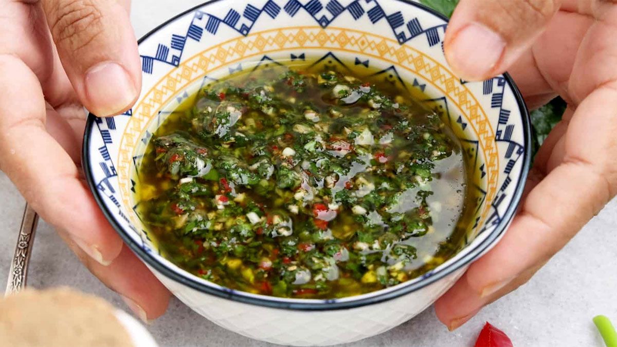 El chimichurri es una salsa perfecta para acompañar la pizza, ya que potencia el sabor de todos sus ingredientes. El chimichurri es una salsa perfecta para acompañar la pizza, ya que potencia el sabor de todos sus ingredientes.