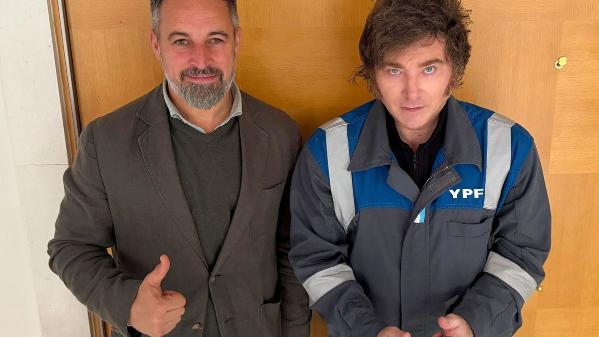 Javier Milei en España, otra vez con el mameluco de YPF. Javier Milei en España, otra vez con el mameluco de YPF.