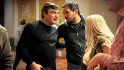 Omar De Marchi y uno de sus armadores principales, Álvaro Martínez. De espaldas, Lula Balsells Miró. Suena justamente para concejal en Luján. Omar De Marchi y uno de sus armadores principales, Álvaro Martínez. De espaldas, Lula Balsells Miró. Suena justamente para concejal en Luján.