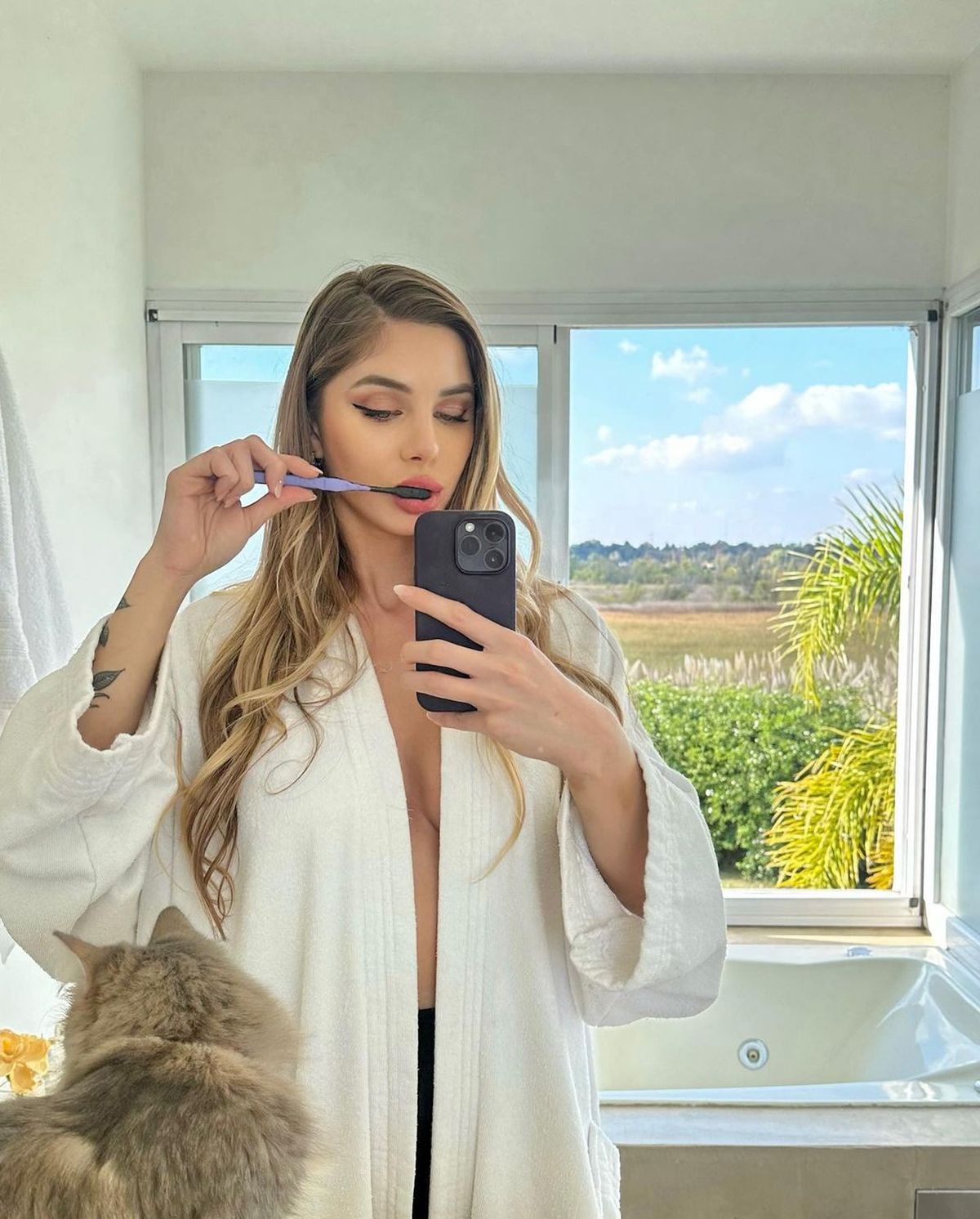 Explosión por la foto viral de Romina Malaspina con la bata totalmenta abierta y ¡sin ropa!