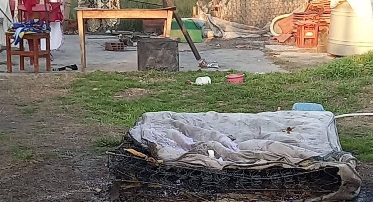 En un intento de femicidio, un hombre golpeó a su pareja tras una fuerte discusión, la roció con nafta y prendió fuego la vivienda En un intento de femicidio, un hombre golpeó a su pareja tras una fuerte discusión, la roció con nafta y prendió fuego la vivienda