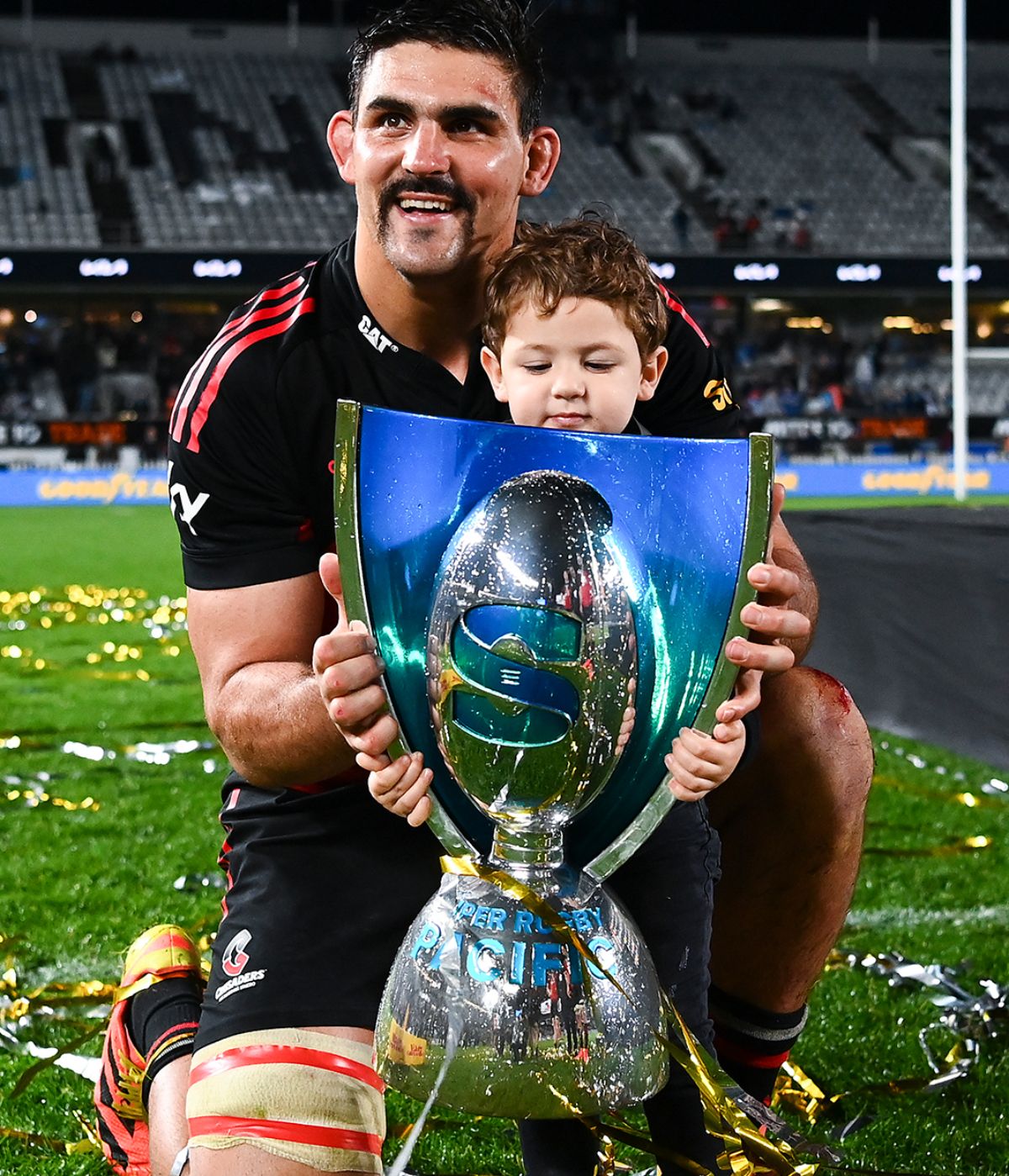 Pablo Matera con su hijo Dartagnan y el trofeo del Súper Rugby Pacific