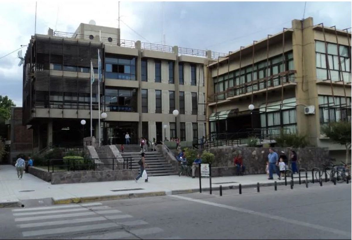 La esposa del kinesiólogo denunciado por abuso sexual trabaja en la Municipalidad de Rivadavia. La esposa del kinesiólogo denunciado por abuso sexual trabaja en la Municipalidad de Rivadavia.