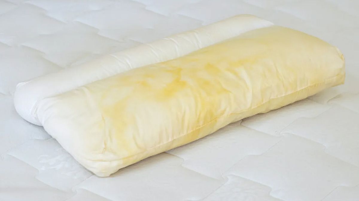 Existe un sencillo truco de limpieza para sacar las manchas amarillas de la almohada.