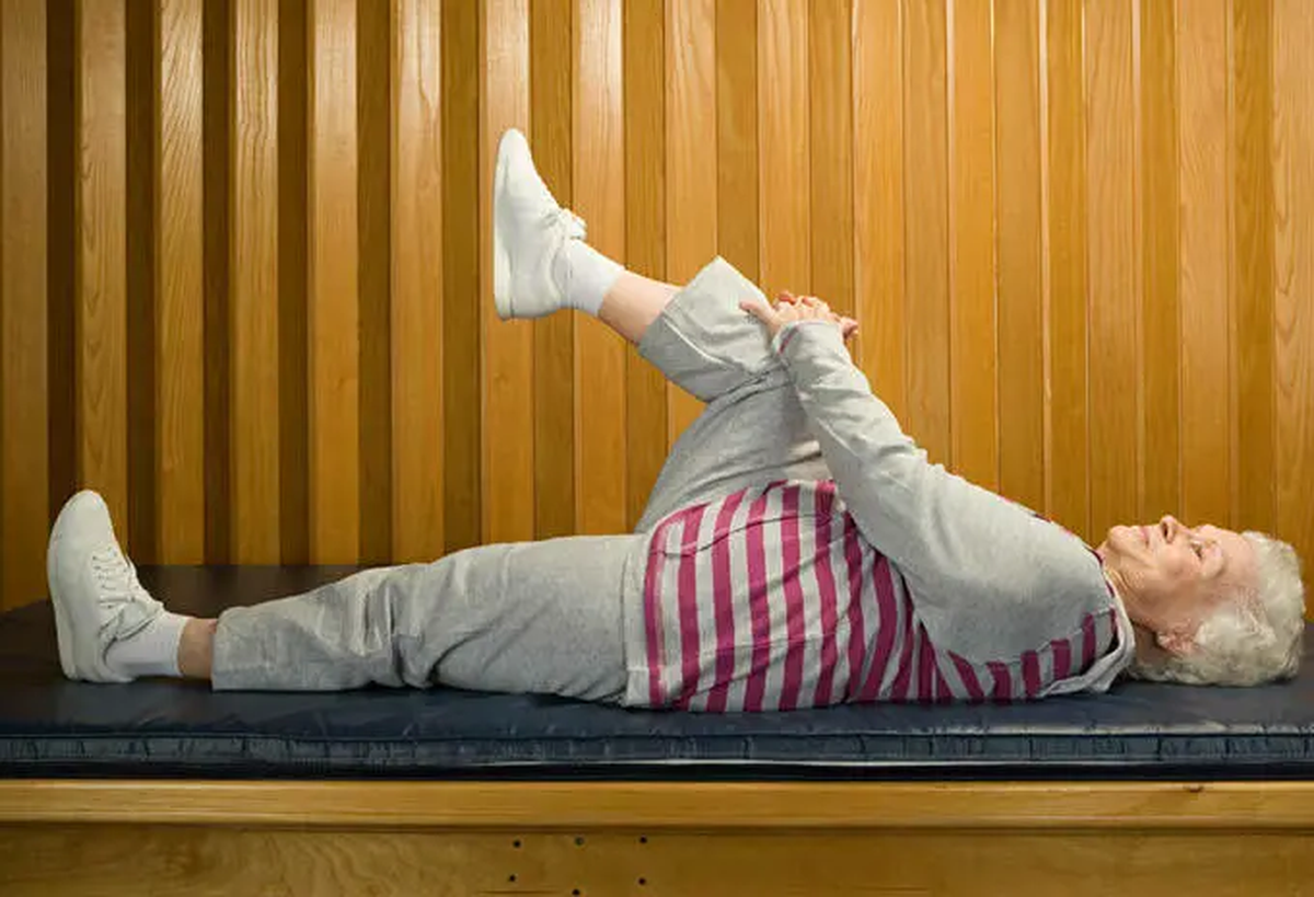 Este ejercicio ofrece una gran cantidad de beneficios en los adultos mayores. Este ejercicio ofrece una gran cantidad de beneficios en los adultos mayores. 