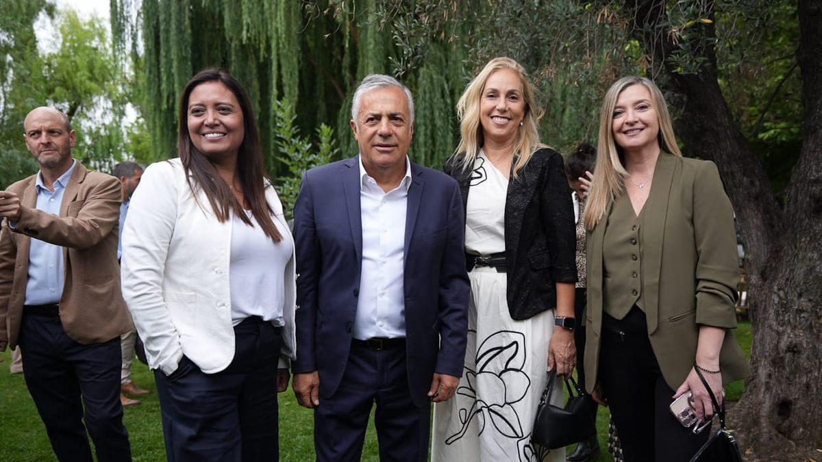 El gobernador Alfredo Cornejo en el Desayuno Real junto a Cintia Vargas, gerente de Radio Mitre Mendoza, la senadora provincial Fernanda Sabad&iacute;n y la gerente editorial de Grupo Am&eacute;rica Interior, Paola Piquer.