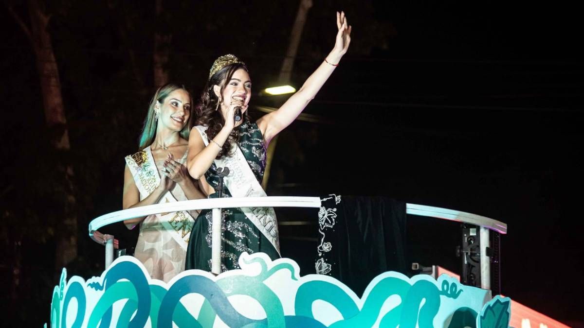 Sofía Perfumo llegó a su General Alvear natal con la corona de virreina nacional de la Vendimia 2025. Lo hizo acompañada por la reina Alejandrina Funes.&nbsp;