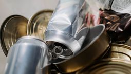 Quien tiene latas de aluminio en su casa tiene un tesoro: cómo sacarte provecho y reutilizarlas