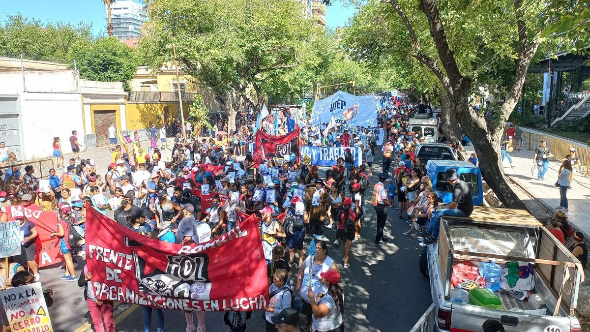 Las protestas pasaron antes de las agrupaciones gauchas y de los carros de las reinas.