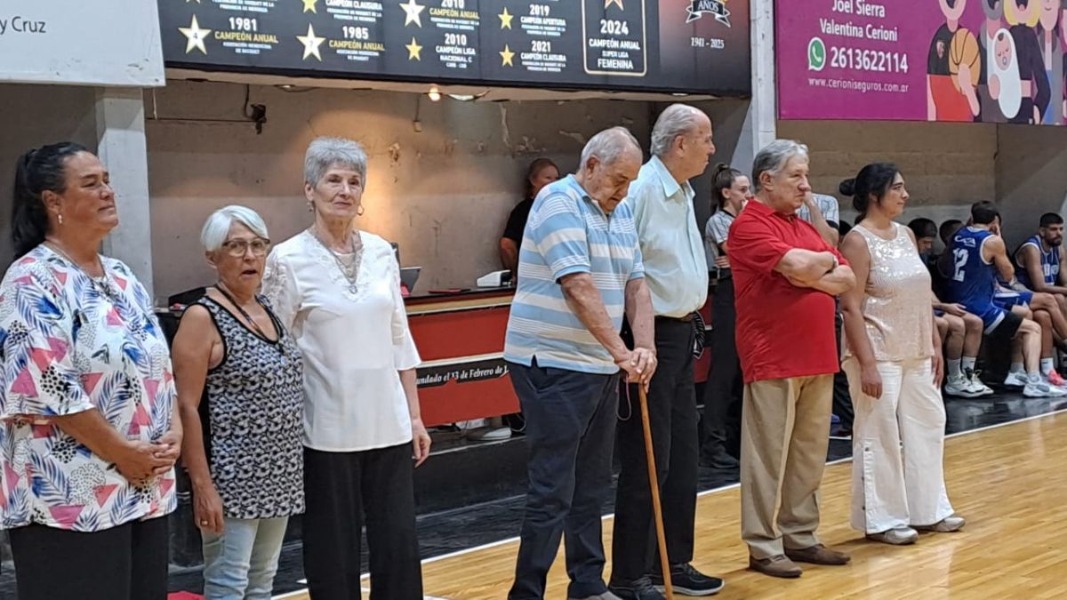 Por el D&iacute;a de Basquetbolista Mendocino, se homenaje&oacute; a los campeones argentinos del 1959 (varones) y 1982 (damas).