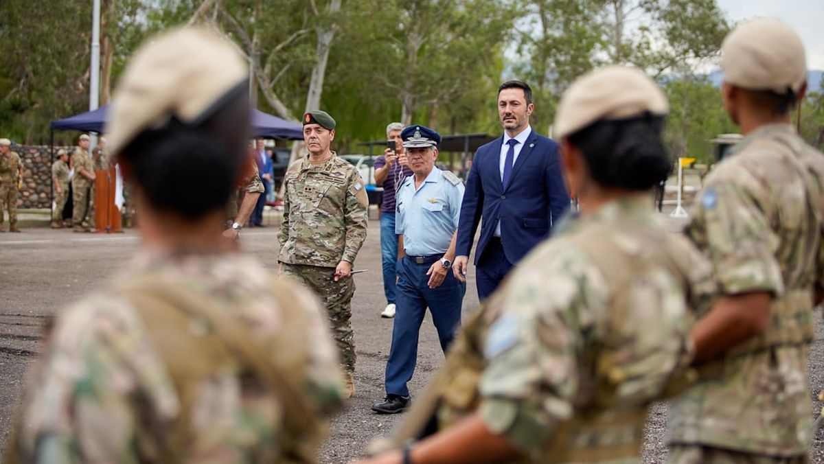 El ministro de Defensa pidió a los argentinos seguir el ejemplo de los soldados para salir de la crisis. El ministro de Defensa pidió a los argentinos seguir el ejemplo de los soldados para salir de la crisis.