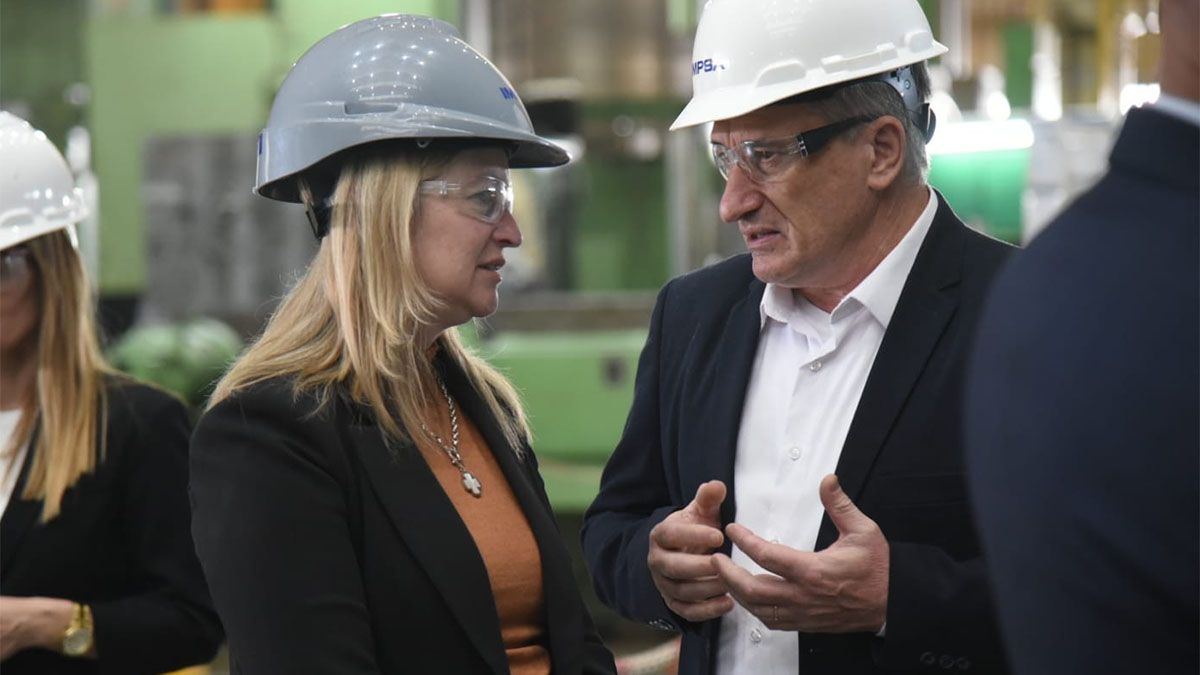 Julio Totero, director de IMPSA, junto a la vicegobernadora de Mendoza, Hebe Casado.