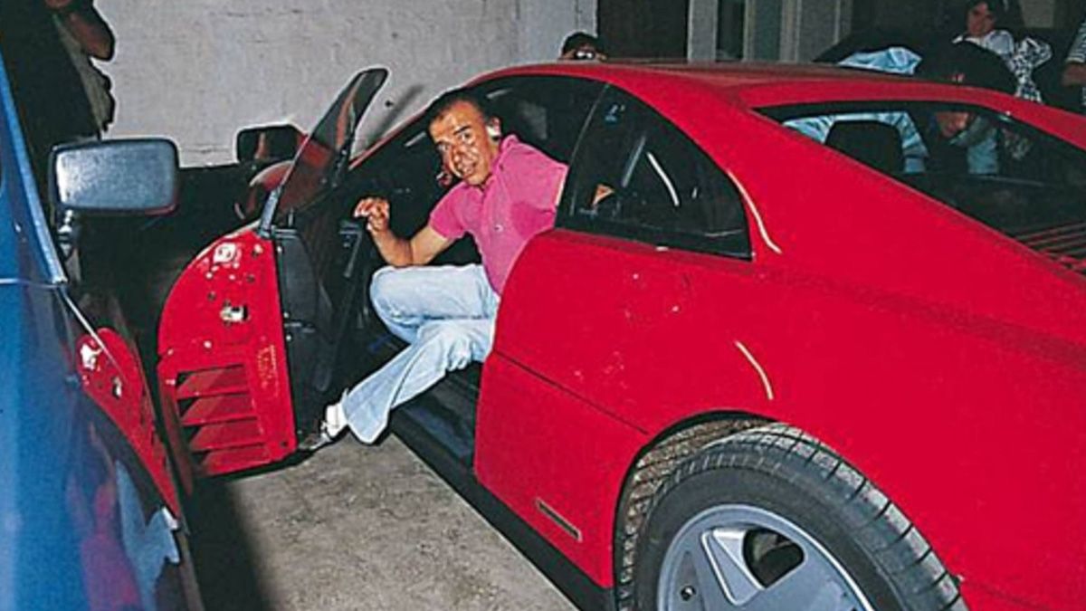 Carlos Menem baja de su Ferrari 348 TB, luego de conducirla desde Olivos hasta Pinamar.