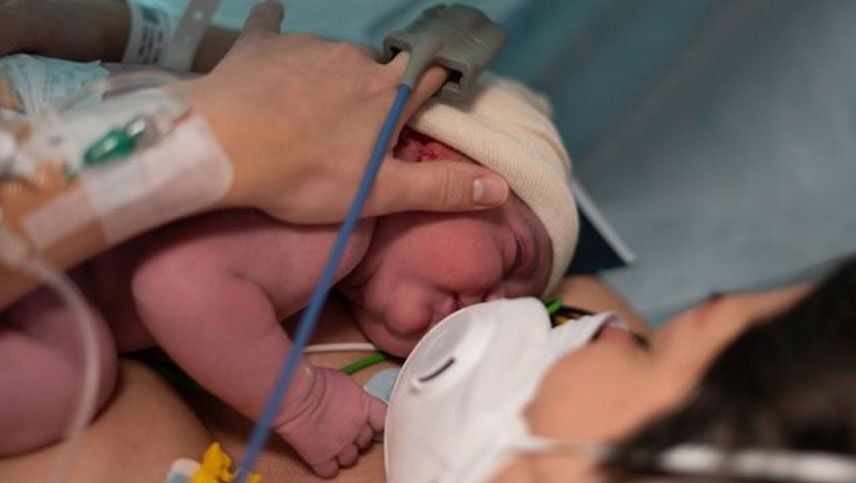 El primer caso que confirma que el coronavirus puede transmitirse de una embarazada a su bebé por la placenta