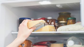 Guardar el queso de esta forma en la heladera hace que pierda su sabor: cómo evitarlo