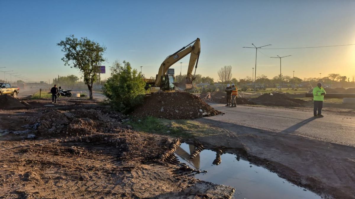 Antes de pavimentar el sector que sacaron para cambiar el caño cloacal, trabajarán en la lateral para dejarla en condiciones. Antes de pavimentar el sector que sacaron para cambiar el caño cloacal, trabajarán en la lateral para dejarla en condiciones.