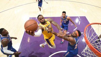 Los Lakers no detienen su racha triunfal y vencieron a los Knicks