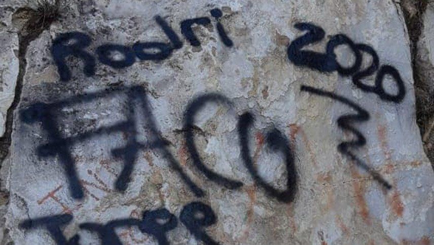 Cuatro amigos subieron al Cerro Arco y dejaron una pintada de recuerdo