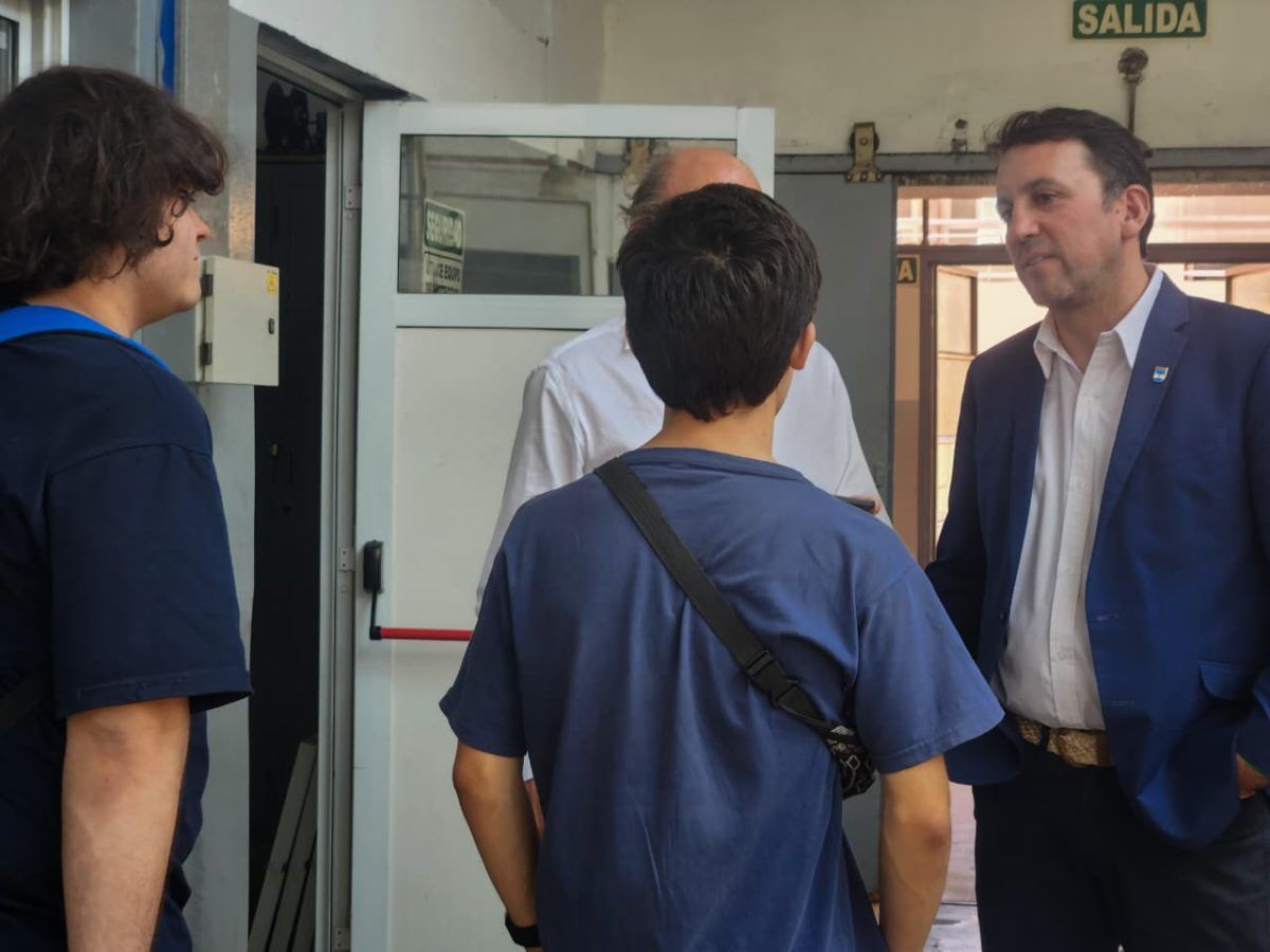 El ministro de Educaci&oacute;n, Tadeo Garc&iacute;a Zalazar, durante una recorrida por los colegios t&eacute;cnicos que ya funcionan con energ&iacute;a solar.
