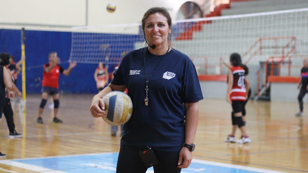 Fernanda Petrelli jugó mucho tiempo al vóley y ahora entrena a equipos de newcom en Maipú. Es Fernanda Petrelli jugó mucho tiempo al vóley y ahora entrena a equipos de newcom en Maipú. Es