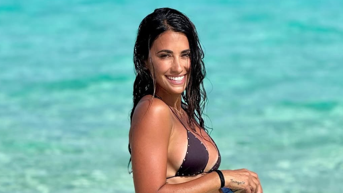 Antonela Rocuzzo se mostró en bikini taparrabos y marcó tendencia desde la playa