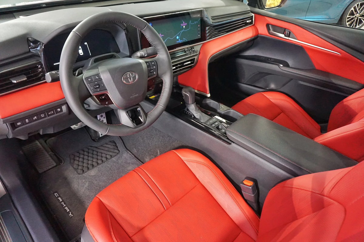 El lujoso interior del Toyota Camry. El lujoso interior del Toyota Camry.