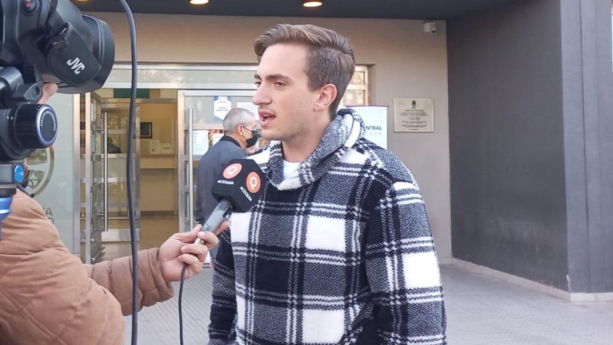 Nicolás permanece casi todo el día en el hospital donde recibe visitas de quienes quieren saber cómo sigue su hermana Giuliana Lucoski.