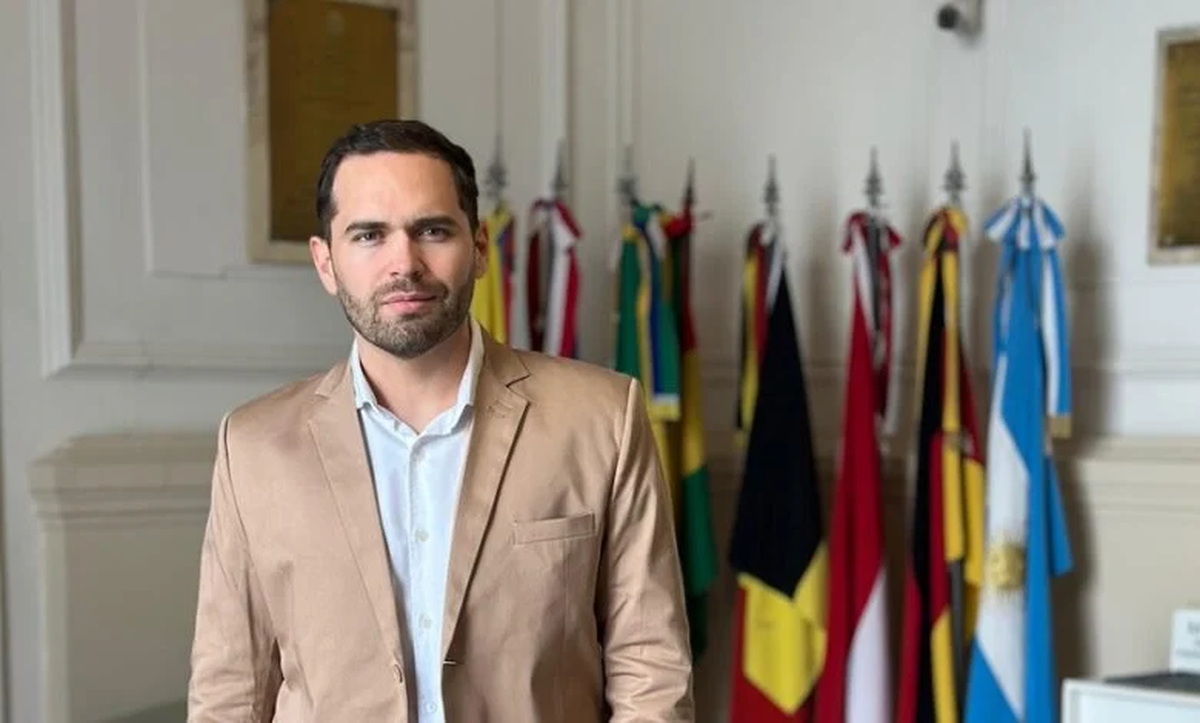 Nicolás Zapata es el gerente de LV4 de San Rafael y como dirigente de La Libertad Avanza decidió sortear entre sus seguidores la mitad de su sueldo de abril. Lo hará a mediados de mayo. Nicolás Zapata es el gerente de LV4 de San Rafael y como dirigente de La Libertad Avanza decidió sortear entre sus seguidores la mitad de su sueldo de abril. Lo hará a mediados de mayo.