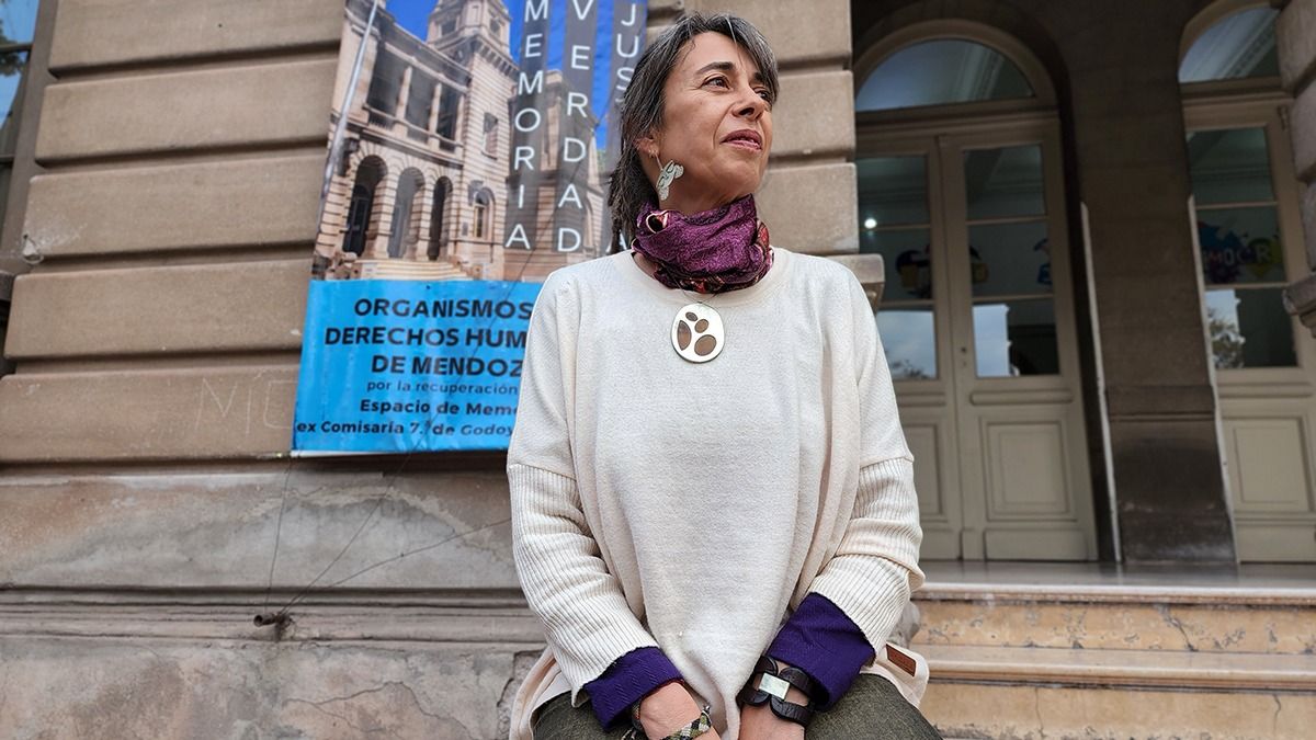 Mariana Herrera en la puerta de la ex Comisaría Séptima de Godoy Cruz, que funcionó en los 70' como un centro clandestino de detención.