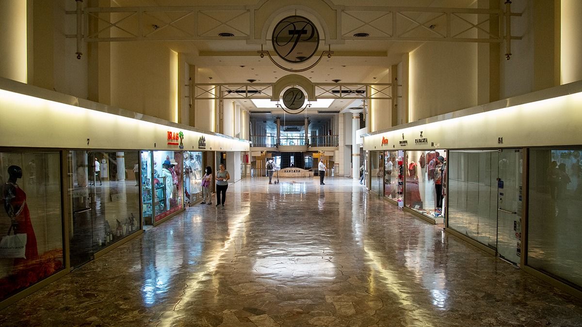 Un desierto. Así se ve la Galería Piazza, que tuvo su época de esplendor a comienzos del 2000, cuando se modernizó. Luego fue cayendo en el olvido y el último impacto fue el cierre del café. Un desierto. Así se ve la Galería Piazza, que tuvo su época de esplendor a comienzos del 2000, cuando se modernizó. Luego fue cayendo en el olvido y el último impacto fue el cierre del café.