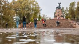 A pesar de la lluvia, los visitantes recorrieron este viernes el Cerro de la Gloria. El turismo en Mendoza se encamina a ser la estrella este fin de semana extra largo.