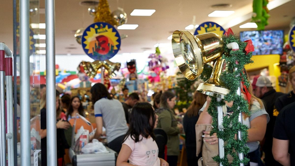 Ni Papá Noel se salvó de la crisis: en el país se vendió un 1,8% menos que en el 2021. Los rubros que vieron ganancias fueron solo perfumería y juguetería