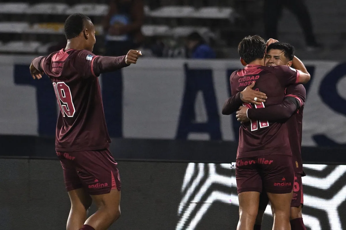 Lanús goleo a Talleres.