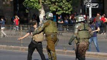 Nueva denuncia contra carabineros por torturas sexuales a un joven