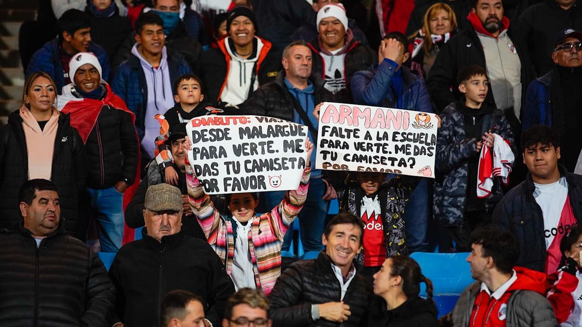Decepción. Los hinchas de River de toda la región cercana a Mendoza llegaron al estadio Malvinas con la ilusión de ver a sus ídolos y a su equipo ganador en la Copa Argentina. Decepción. Los hinchas de River de toda la región cercana a Mendoza llegaron al estadio Malvinas con la ilusión de ver a sus ídolos y a su equipo ganador en la Copa Argentina.