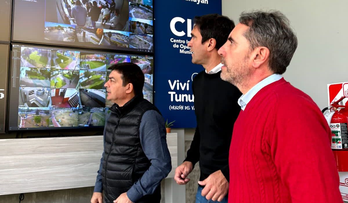 En plena campaña, Omar De Marchi y Jorge Difonso visitaron con Emir Andraos el Centro de Monitoreo de la Municipalidad de Tunuyán.
