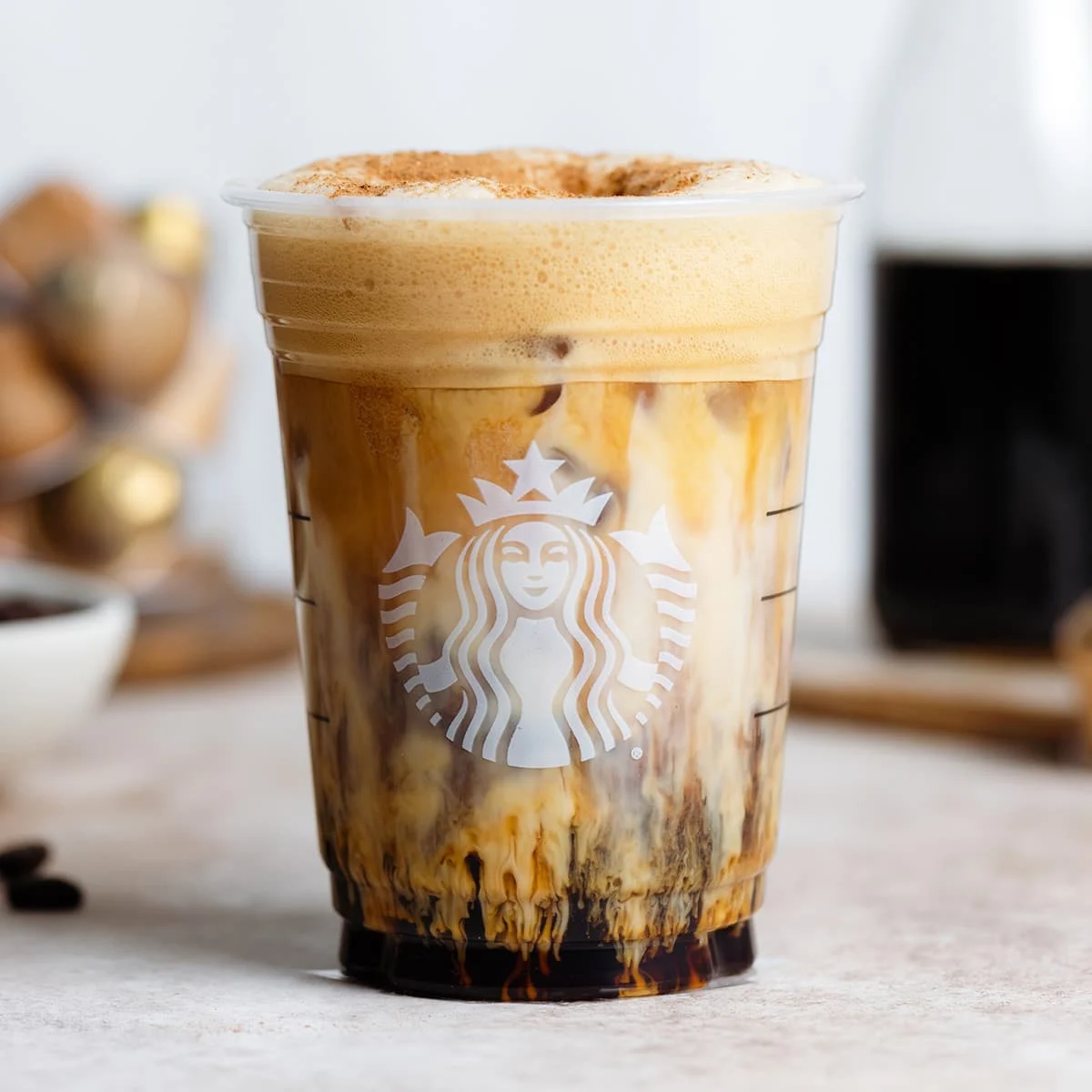 El café frío que combina azúcar moreno y leche de avena para una experiencia refrescante y deliciosa. El café frío que combina azúcar moreno y leche de avena para una experiencia refrescante y deliciosa.