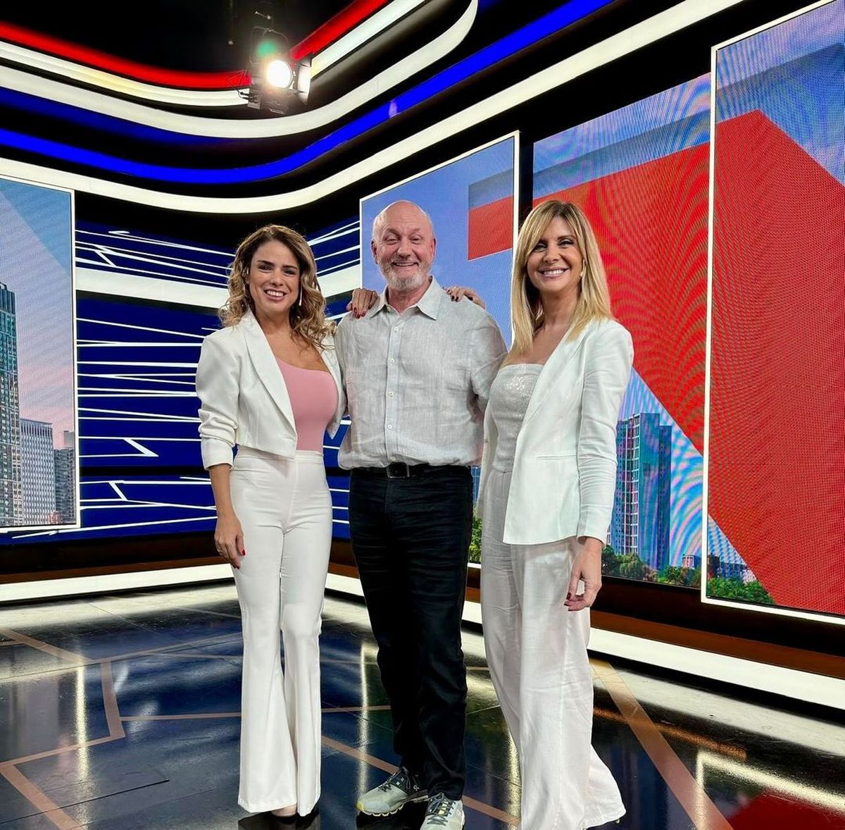 A sus 50 años, Marina Calabró confirma que es la reina de los pantaloncitos off-white ultra XS y ceñidos. A sus 50 años, Marina Calabró confirma que es la reina de los pantaloncitos off-white ultra XS y ceñidos.