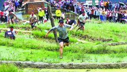Un participante lidera una carrera de escalada en los campos en terrazas de Jiabang, en Congjiang, provincia de Guizhou. LUO JINGLAI / PARA CHINA DAILY.