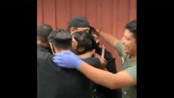 Video: caminaba 14 kilómetros por día y sus amigos juntaron peso por peso para sorprenderlo