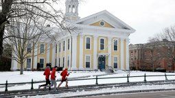 Universidad responde al veto de Trump con beca a refugiados