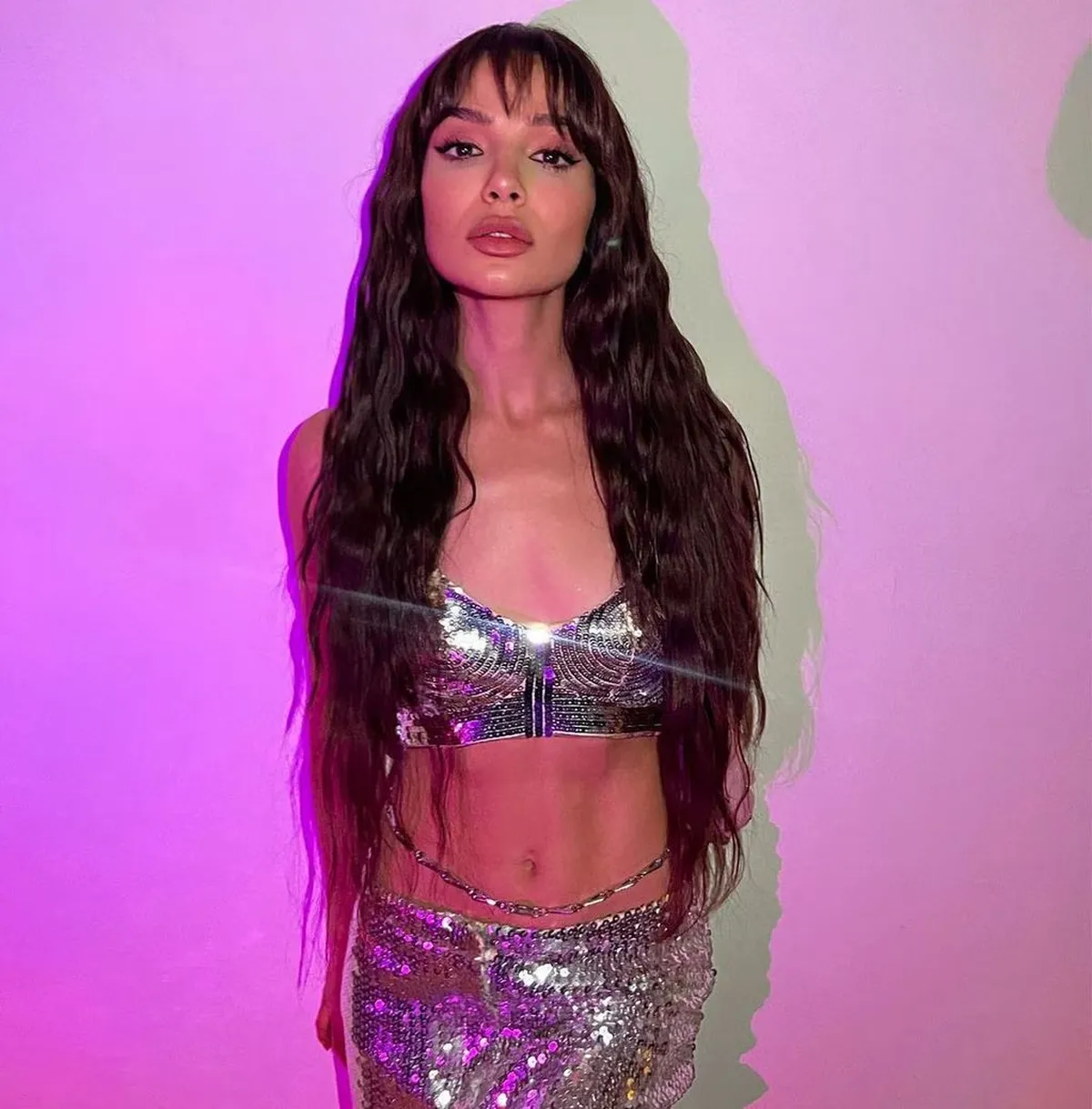 Body chain y look odalisca, Brenda Asnicar salió de fiesta.