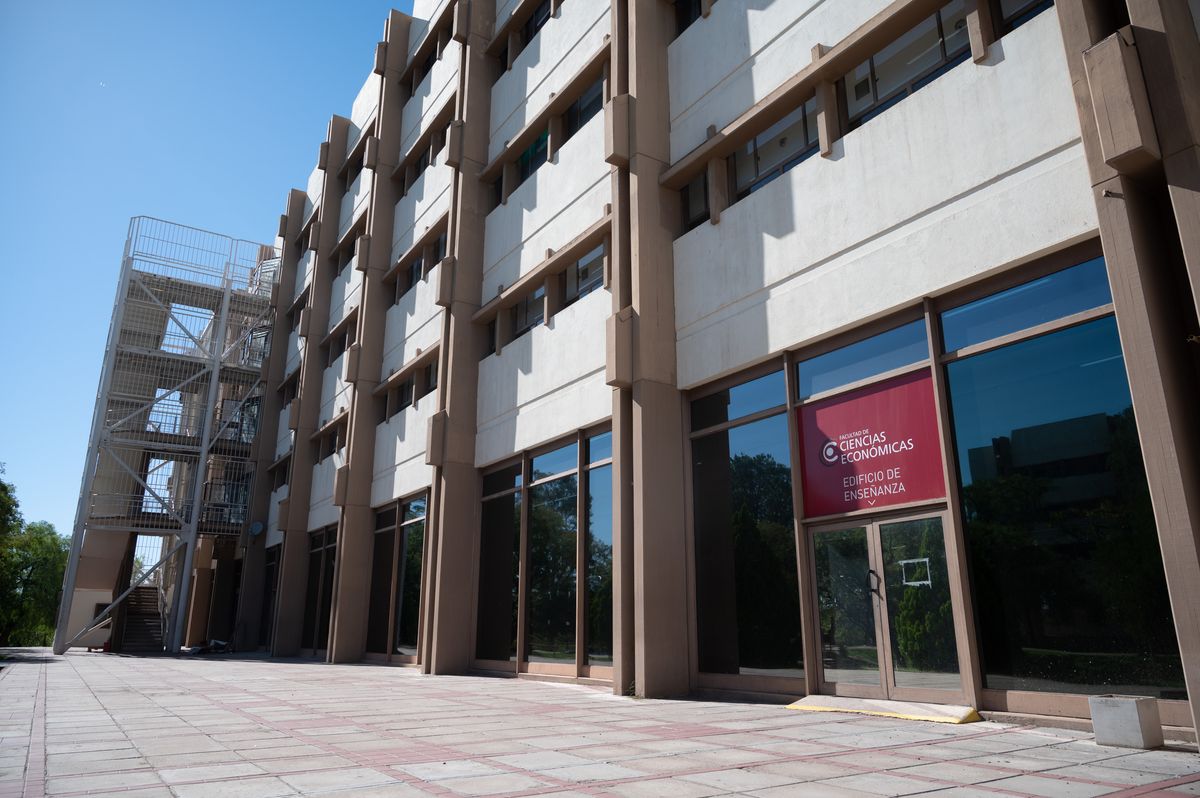 La licenciatura en Logística y el nuevo Ciclo en Gestión Tecnológica de las Organizaciones se dicta en la Facultad de Ciencias Económicas. La licenciatura en Logística y el nuevo Ciclo en Gestión Tecnológica de las Organizaciones se dicta en la Facultad de Ciencias Económicas.