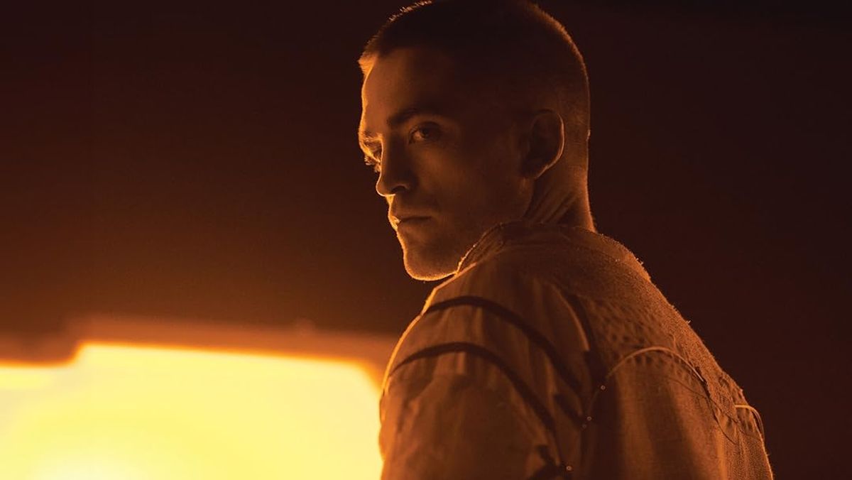 Robert Pattinson protagoniza la pel&iacute;cula. Imagen: Prime Video.
